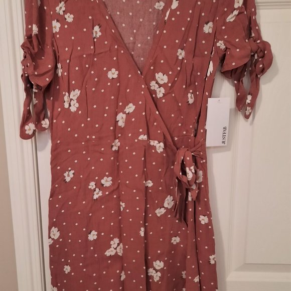 Dresses & Skirts - Peach floral print wrap dress